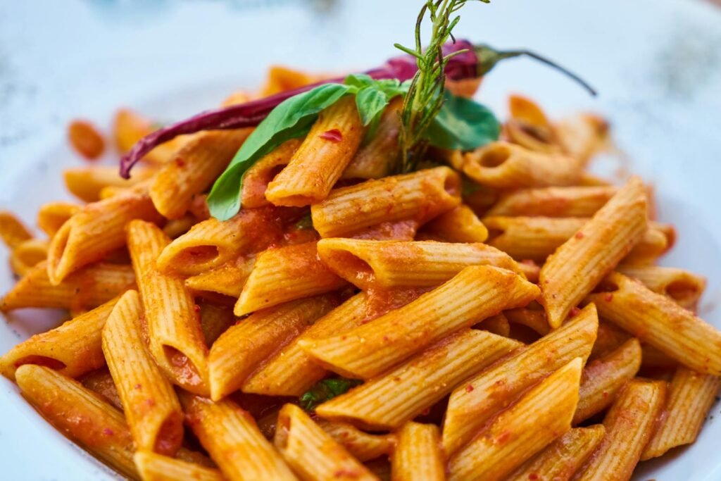 closes up photo of macaroni